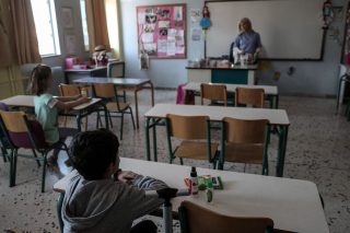 Δρόμοι-παγίδες: Η σιωπηλή δοκιμασία των εκπαιδευτικών